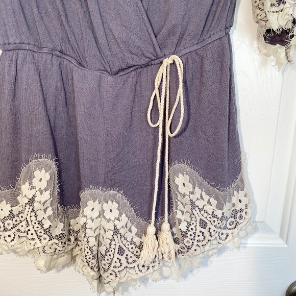 Umgee Romper Slate Grey Vneck Lace Trim Tassel Tie Size Small Boho Girly Lacey - Picture 3 of 7